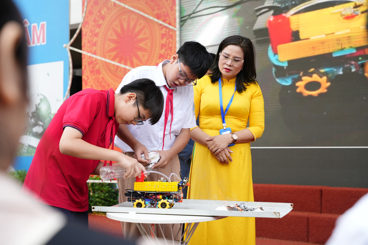 TRƯỜNG THCS LÊ LỢI TƯNG BỪNG NGÀY HỘI CHUYÊN MÔN – HỘI THI KHKT – CÁC HOẠT ĐỘNG TRẢI NGHIỆM năm học 2024 – 2025